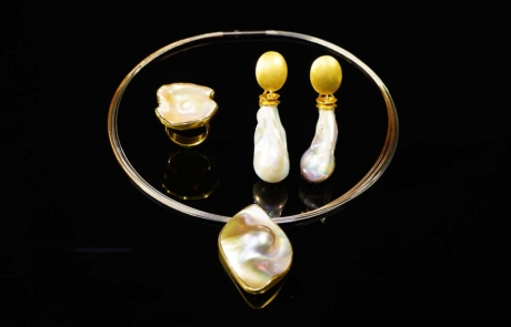 Perlohrringe in 18-Karat-Gold Perlring in 18-Karat-Gold Perlcollier Mabé-Perle in 18-Karat-Gold