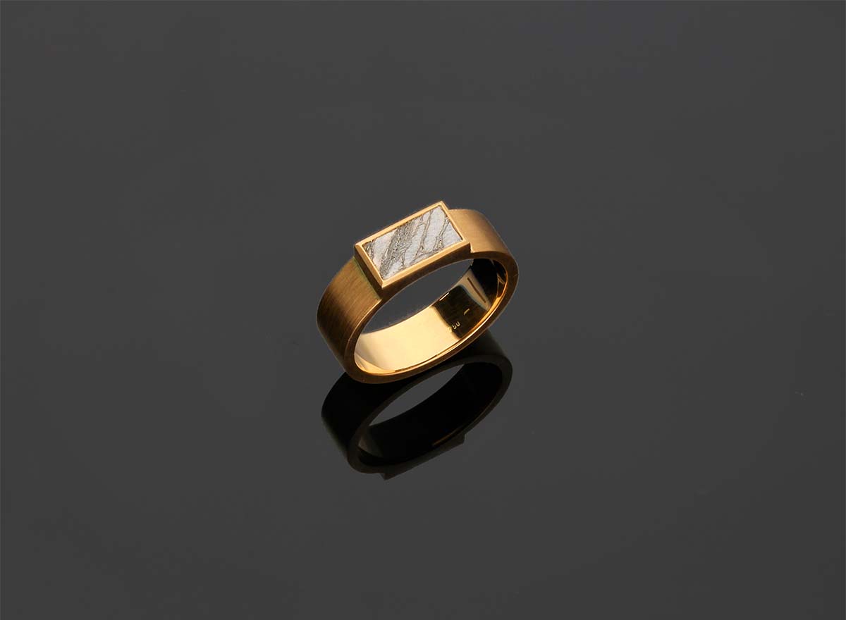 Ring mit Meteorit in 18 Karat Gold